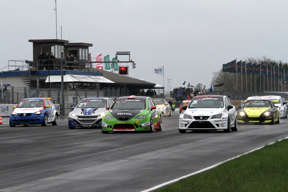 Masser af flotte biler og tæt race i Yokohama SuperCup
(Foto: Keld Dohm)